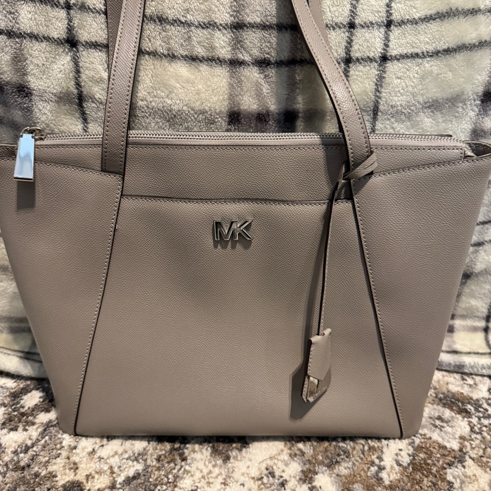 Michael Kors Maddie Medium East West Top Zip Tote